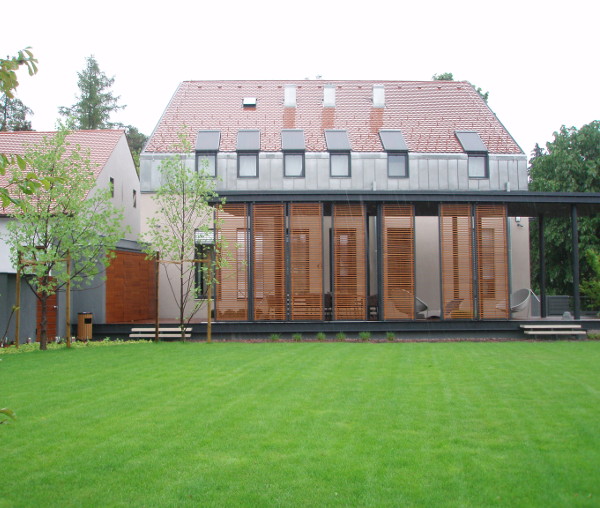 OBITELJSKA KU&Cacute;A M